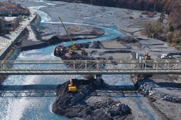 Illustration of Travaux maritimes et fluviaux : 