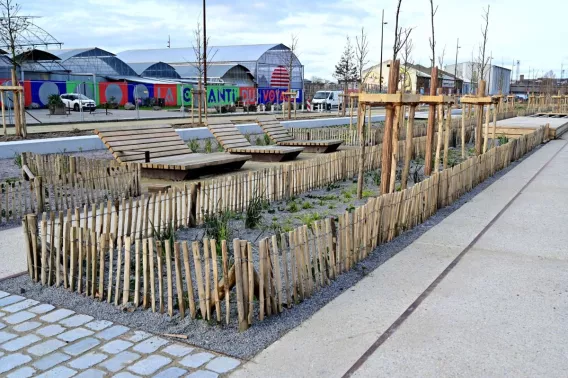 Espace de détente du Jardin du Rail à Nantes avec transats en bois, massifs paysagers et aménagement urbain durable en cours de réalisation