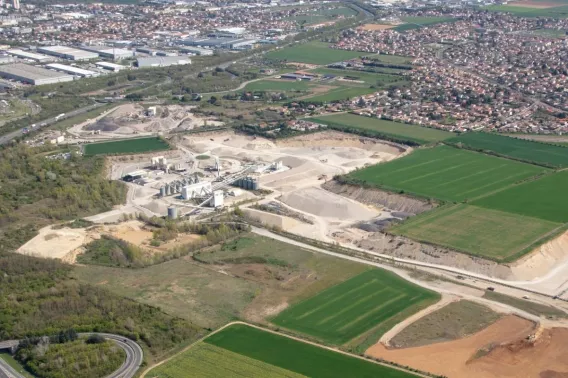 Carrière Nexstone de Mions vue aérienne avec zones d’extraction, installations de traitement et environnement urbain et agricole