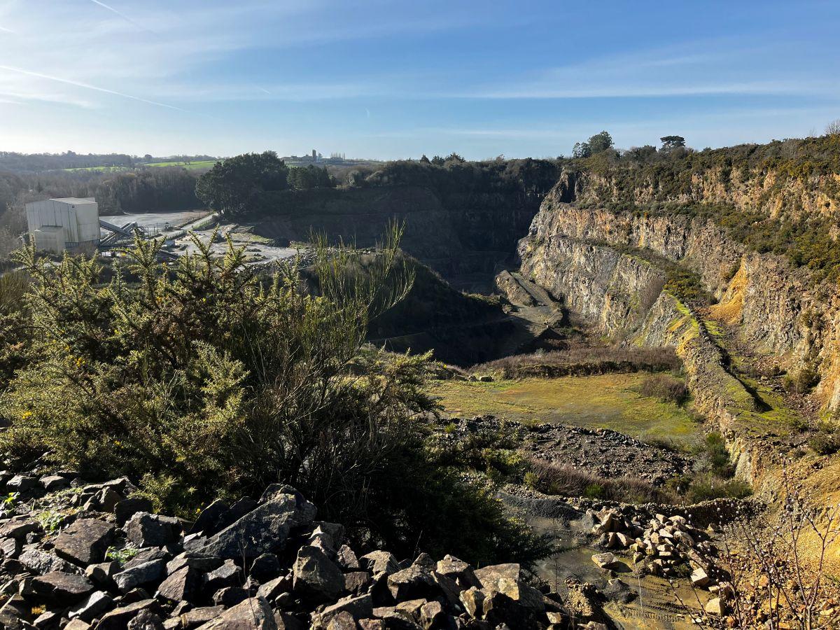 Carrière de Pont-Lohou à Mantallot avec fronts de taille et zones de réaménagement favorables à la biodiversité