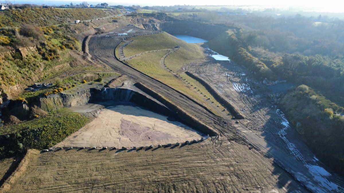 Réhabilitation de carrière Nexstone avec terrassement, aménagement paysager et création de zones humides