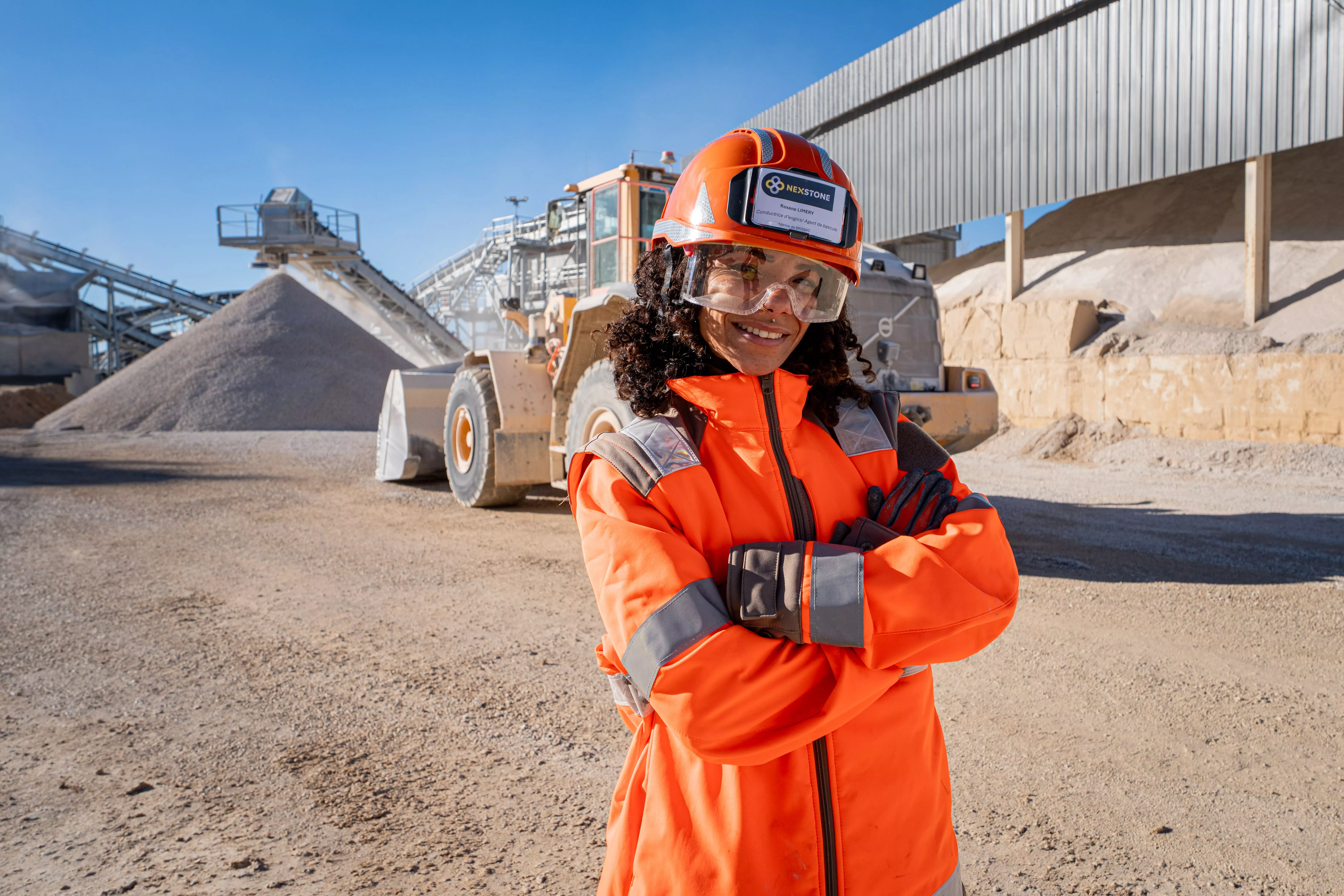 Collaboratrice Nexstone sur site avec les équipements de protection individuel