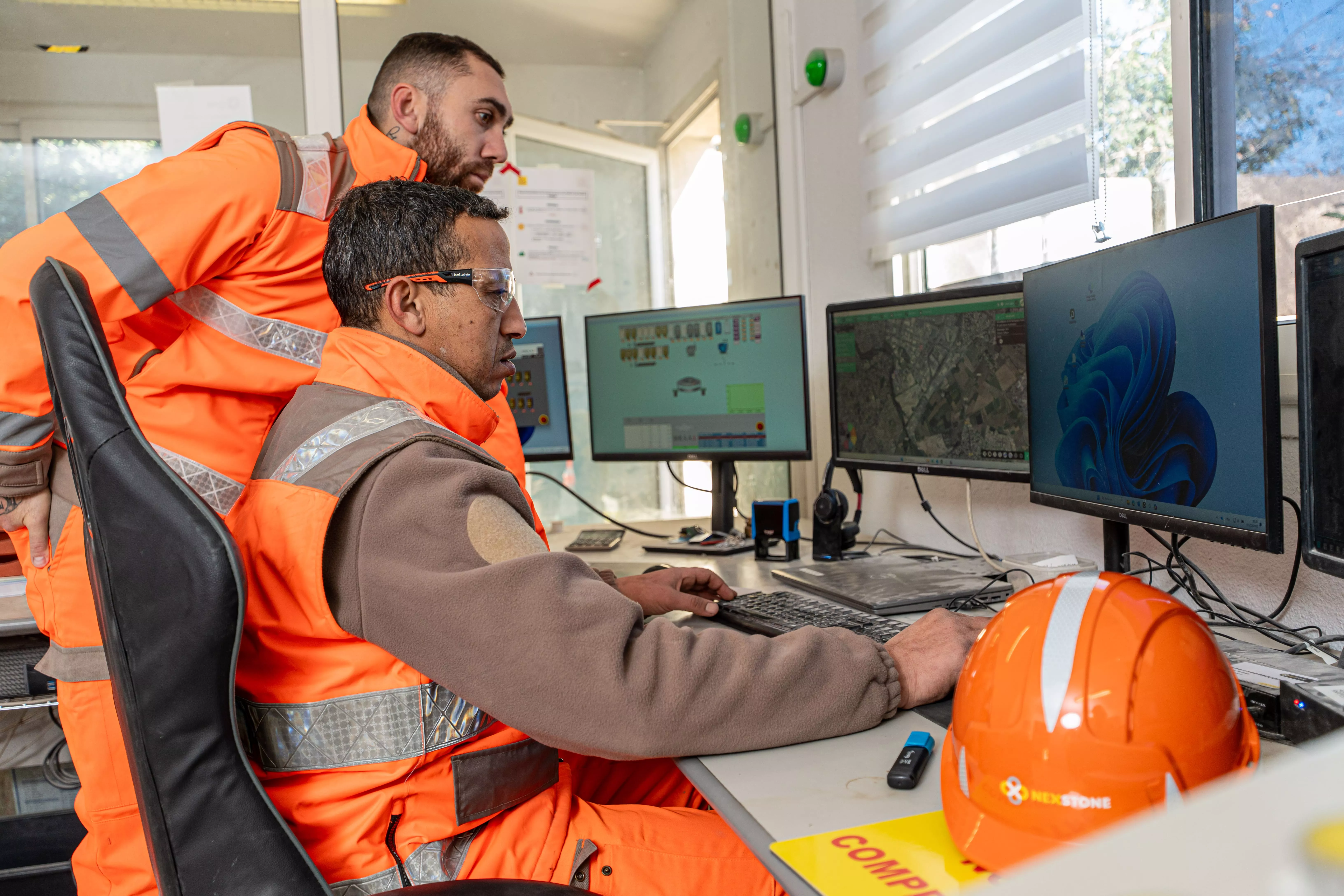 Collaborateurs Nexstone travaillant sur un ordinateur