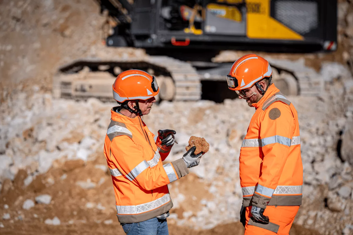 Collaborateurs avec un caillou